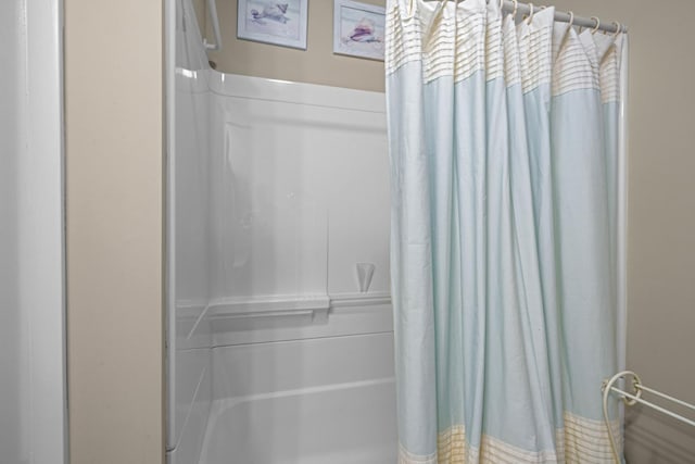 bathroom featuring a shower with shower curtain