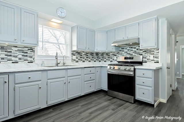 kitchen featuring tasteful backsplash, sink, stainless steel gas range, and dark hardwood / wood-style flooring