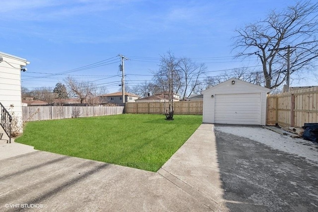 view of yard featuring an outdoor structure and a garage