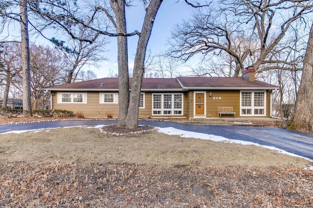 ranch-style house featuring a front lawn