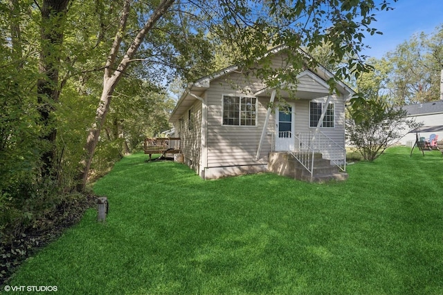 view of front facade with a front yard