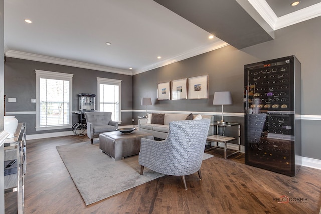 living area featuring baseboards, recessed lighting, wood finished floors, and crown molding