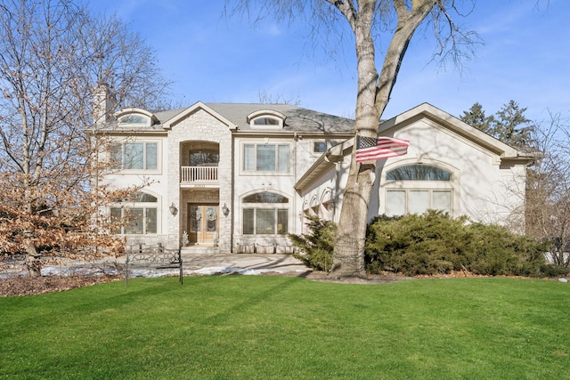 view of front of property featuring a front yard