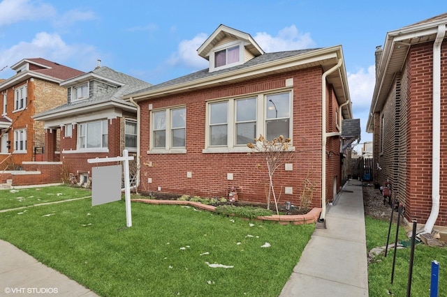 view of front facade featuring brick siding and a front lawn