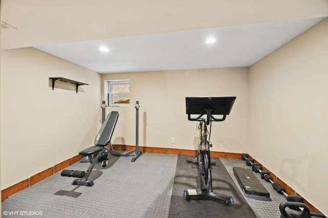 exercise room with visible vents, baseboards, and recessed lighting