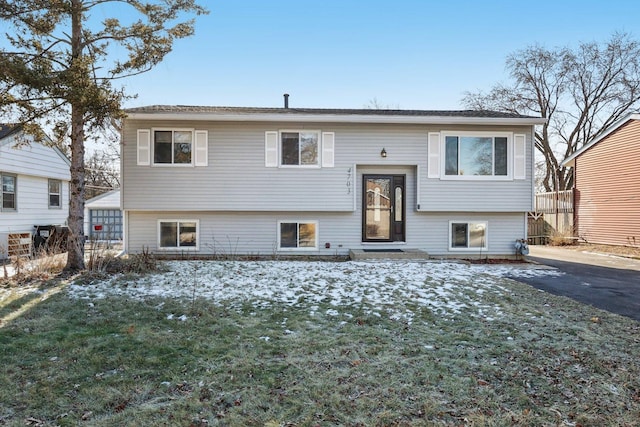 split foyer home with a front yard