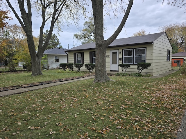 single story home featuring a front lawn