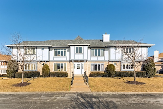 view of front of property featuring a front lawn