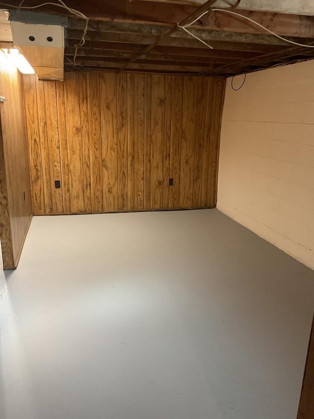 unfurnished room featuring dark hardwood / wood-style flooring and ceiling fan