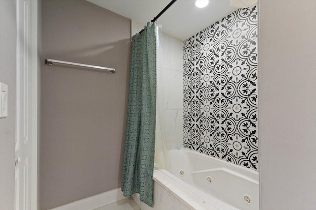 bathroom with shower / tub combo