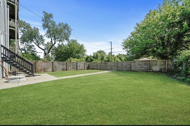 view of yard featuring a patio area