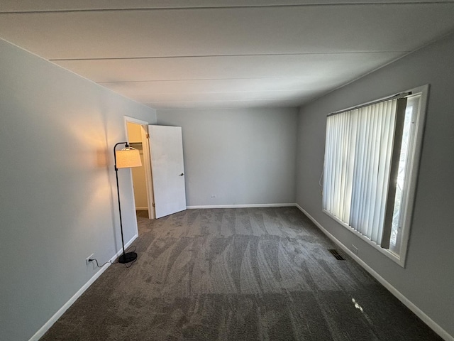 unfurnished room featuring carpet