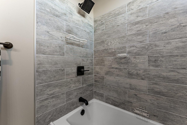 bathroom with tiled shower / bath