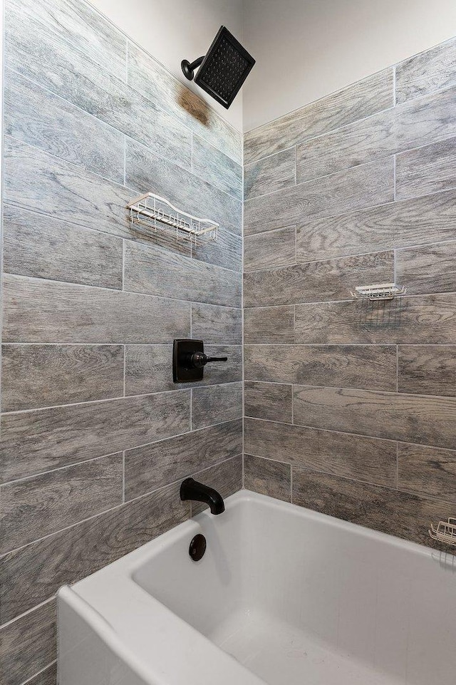 bathroom with tiled shower / bath combo