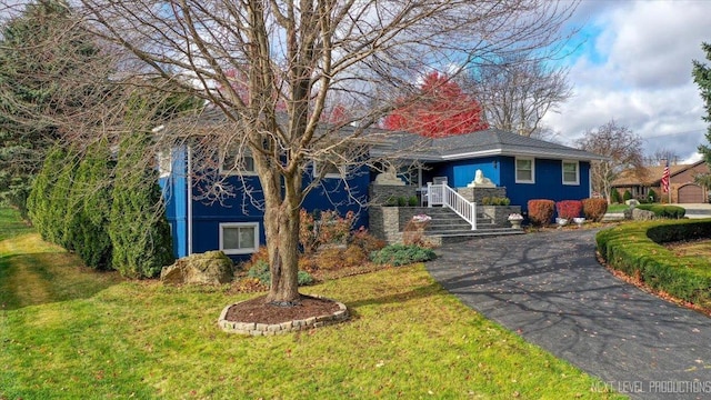 view of front of house with a front lawn