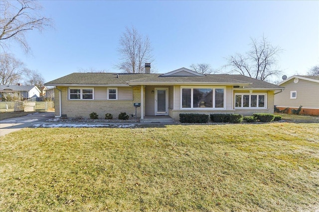 single story home with a front lawn