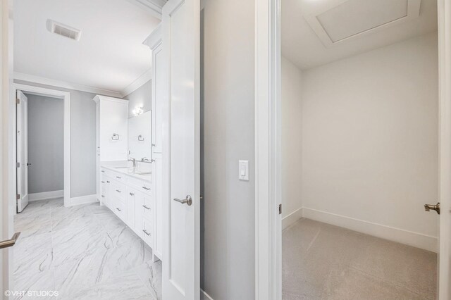 carpeted spare room with a tray ceiling, crown molding, and an inviting chandelier