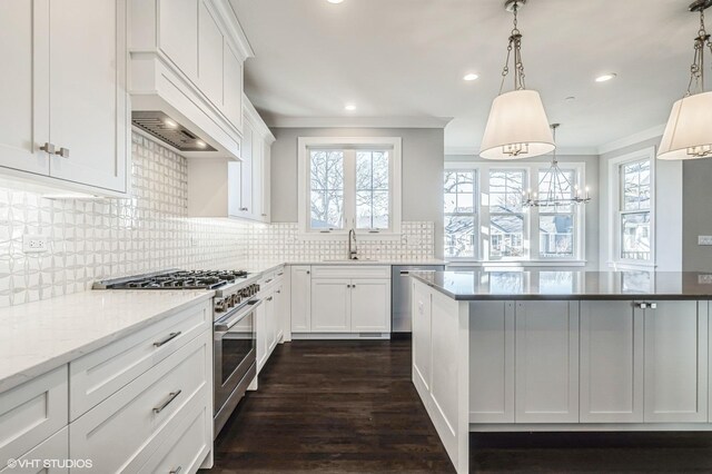 empty room with dark wood-type flooring, crown molding, and a chandelier