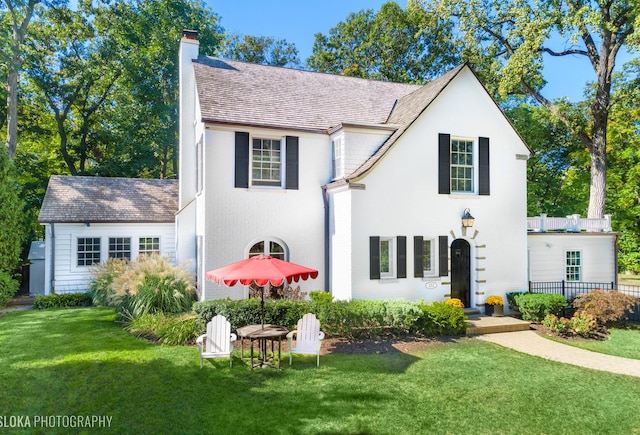 view of front of house with a front lawn