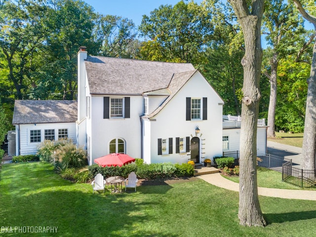 view of front of property featuring a front lawn