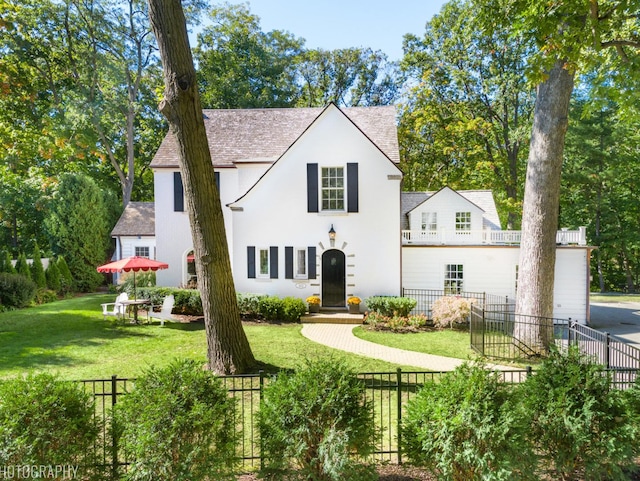 view of front of home with a front lawn