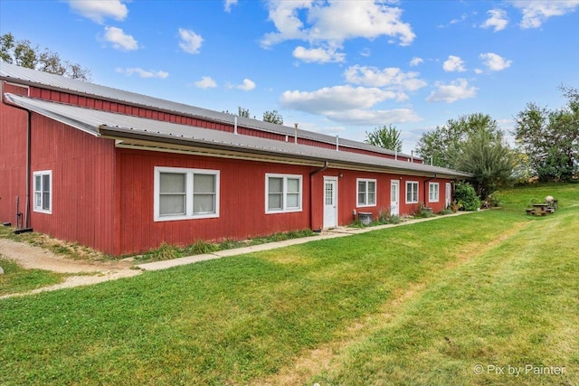 back of house featuring a yard