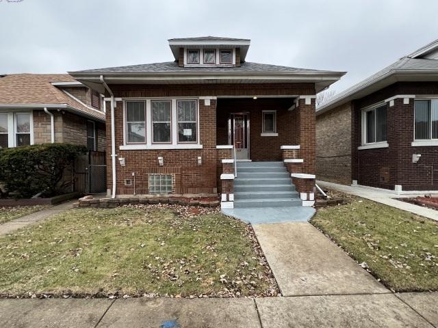 bungalow with a front lawn