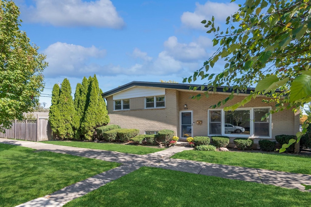 view of front of home with a front lawn