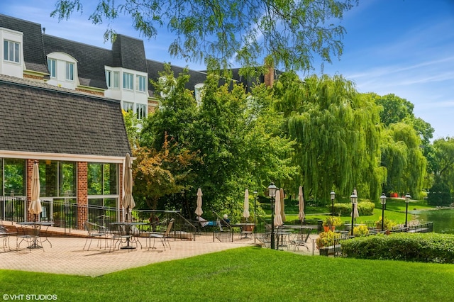 view of property's community featuring a lawn