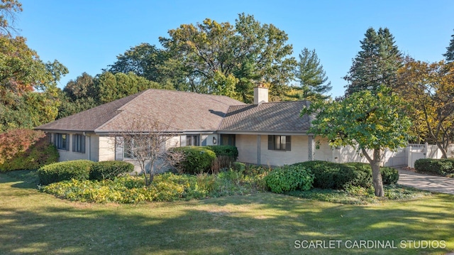 single story home featuring a front lawn