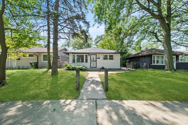 single story home featuring a front lawn