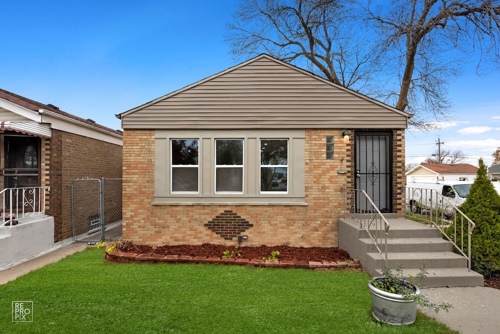 view of front of property featuring a front yard