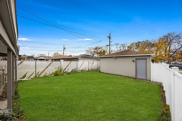 view of yard featuring an outbuilding