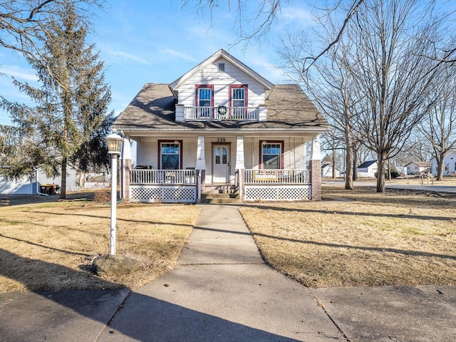 view of front of property featuring a front yard and a porch