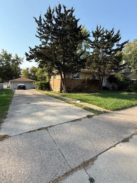 view of front of house featuring a front lawn