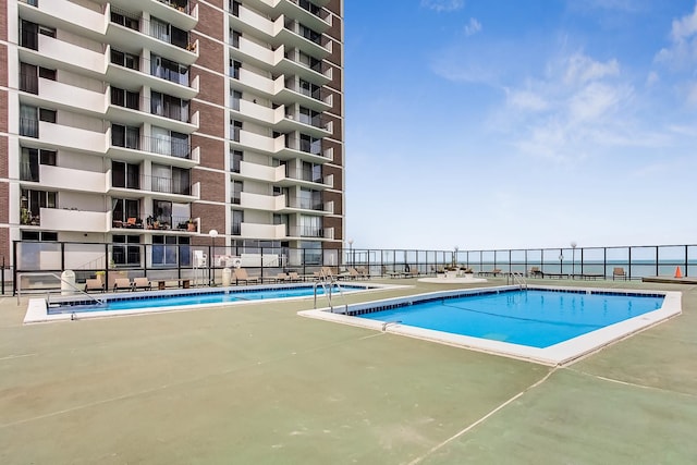 view of swimming pool