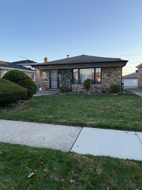 single story home featuring a front lawn