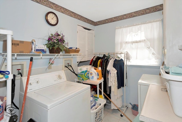 laundry room featuring light tile patterned floors and washing machine and clothes dryer