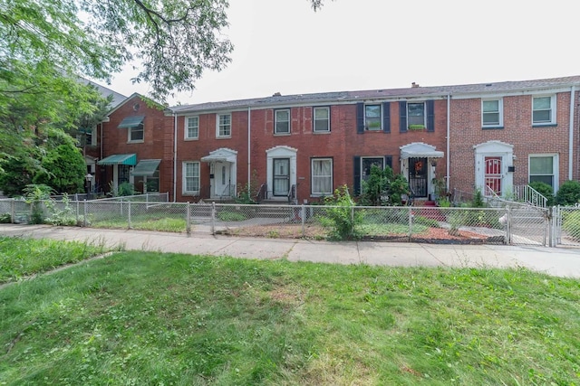 view of front facade with a front yard