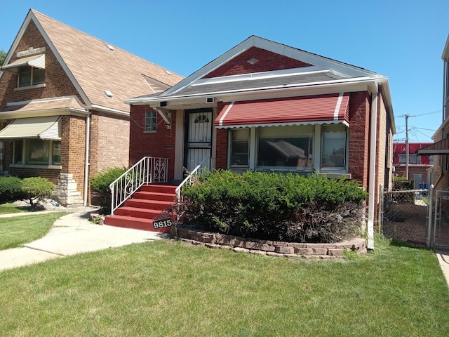 view of front of property featuring a front lawn