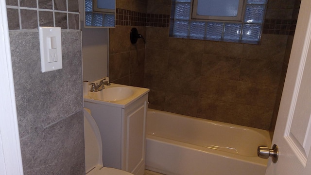 full bathroom with vanity, toilet, and tiled shower / bath