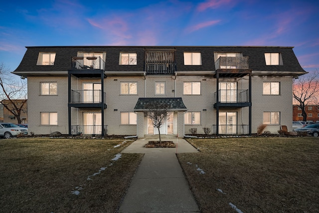 view of front of house featuring a yard