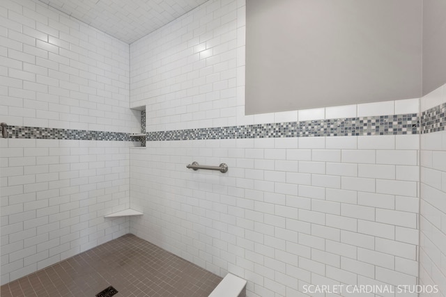 bathroom featuring a tile shower