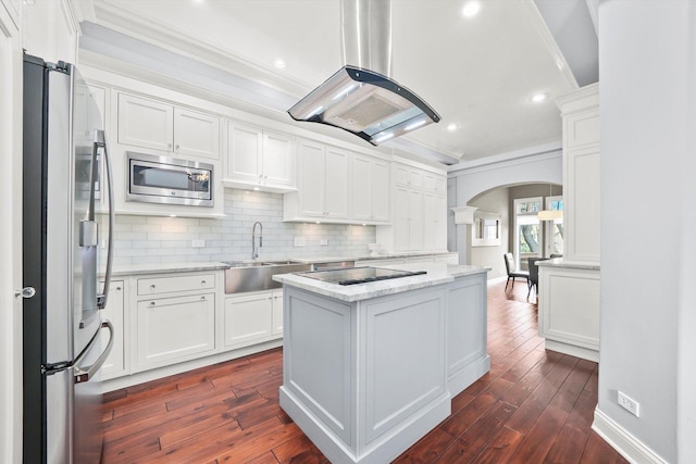 kitchen featuring sink, appliances with stainless steel finishes, white cabinetry, a center island, and island exhaust hood