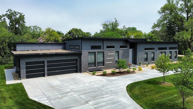 view of front facade with a garage and a front lawn