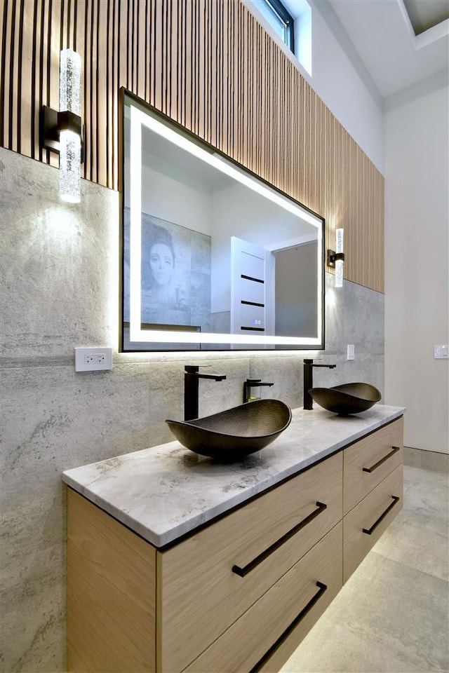 bathroom featuring decorative backsplash and vanity