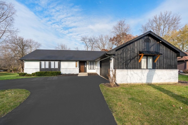 view of front facade with a garage and a front lawn