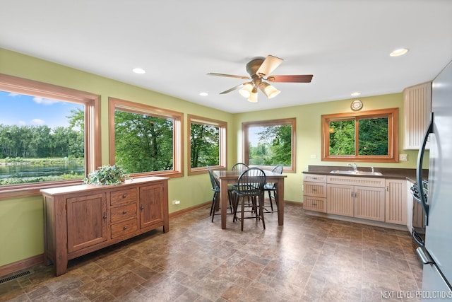 dining area featuring sink and ceiling fan