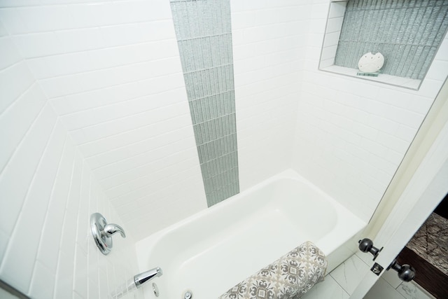 bathroom with tiled shower / bath