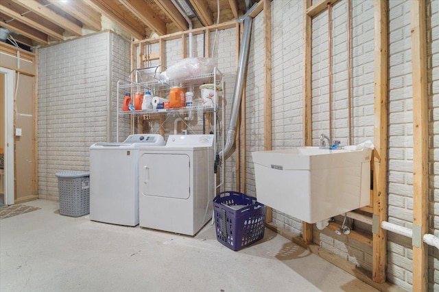 laundry room with sink and washing machine and clothes dryer